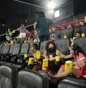 Crianças atendidas por CRAS em Lagoa da Canoa passeiam no shopping e curtem sessão de cinema