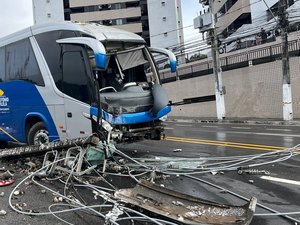 [Vídeo] Ônibus de Teotônio derruba poste na Leste Oeste e passageiros são resgatados