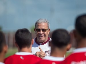 Novo técnico do CRB, Hélio dos Anjos estreia em jogo contra o Botafogo-SP nesta terça (24)