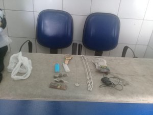 Jovem é espancado por populares e preso após roubar celular no Jacintinho