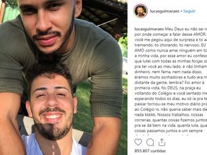 [Vídeo] Noivo emociona Carlinhos Maia em show e responde pedido de casamento