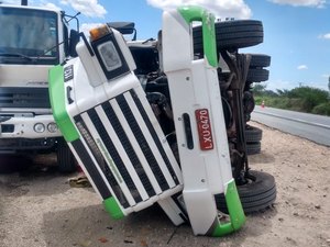 Jovem fica ferido após tanque colidir em caminhão-pipa, na AL-130