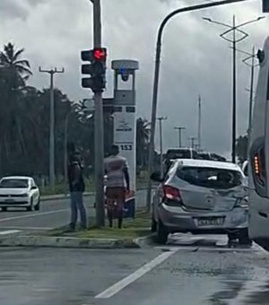 Colisão envolvendo ônibus e carros complica trânsito no Pontal da Barra