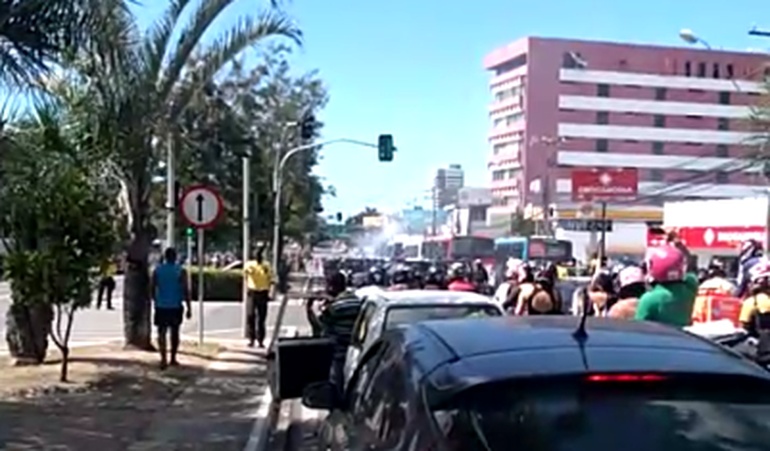 [Vídeo] Protesto de ex-funcionários da Veleiro termina em confronto com o Bope