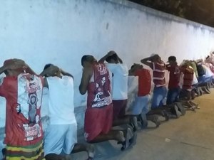 Vídeo: Membros de torcida organizada promovem arrastão em frente à Central de Flagrantes