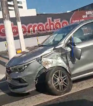 Carreta avança sinal vermelho e provoca acidente na Avenida Fernandes Lima