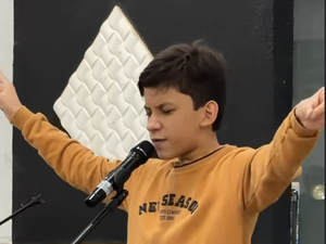 Mãe se emociona ao ver filho autista cantar na igreja após evolução