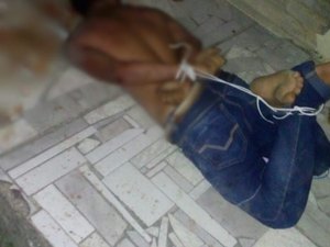 Homem é amarrado com fio e agredido após roubar celulares