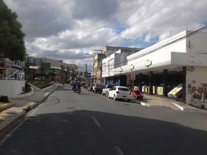 Homem entra em loja, furta TV e foge de moto