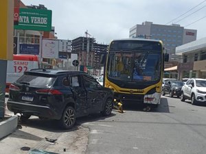 Acidente entre carro e ônibus prejudica trânsito na Ponta Verde