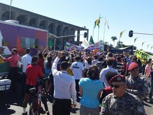 Revezamento da tocha na Esplanada é acompanhado por manifestantes