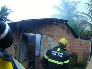 [Vídeo] Casa fica destruída após ser atingida por incêndio, em Maragogi