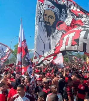 Torcida do Flamengo chama Pelé de maconheiro durante homenagem