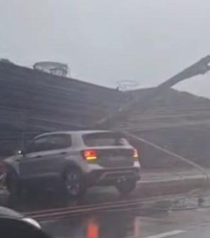 Motorista de app cochila e bate carro contra poste na Avenida Leste-Oeste, em Maceió