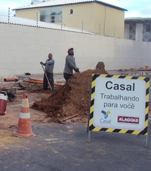 Casal realiza conserto de rede coletora de esgoto no bairro do Poço