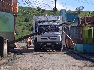 Poste inclina e deixa ruas de Porto Calvo sem energia