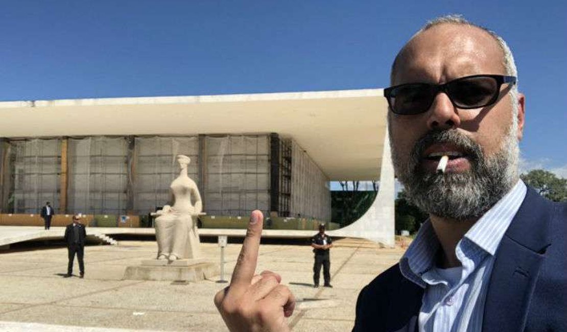 Em live, blogueiro Allan dos Santos diz que deixou o Brasil