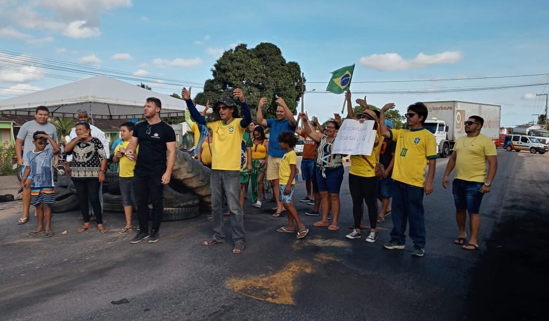 [Vídeo] Grupo de bolsonaristas volta a trecho da AL 110 e ensaia novo protesto