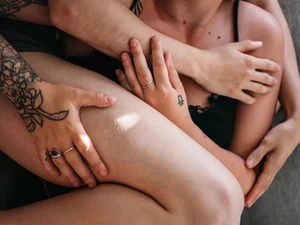 Descubra por que lavar louça pode ser uma preliminar deliciosa no sexo
