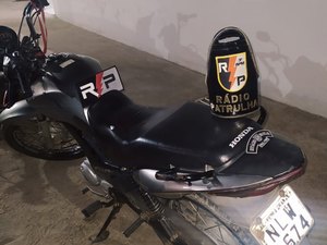 Suspeito com moto roubada invade contramão em rodovia, é perseguido e preso