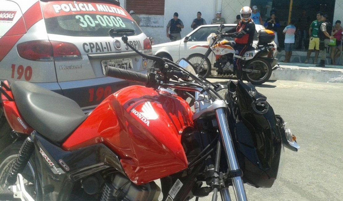 Carro avança sinalização e colide em motociclista