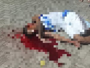 Jovem é assassinado a tiros em praça pública no centro de Coruripe