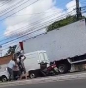 [Vídeo] Briga generalizada provoca tumulto e deixa trânsito lento na Avenida Cachoeira do Meirim, em Maceió