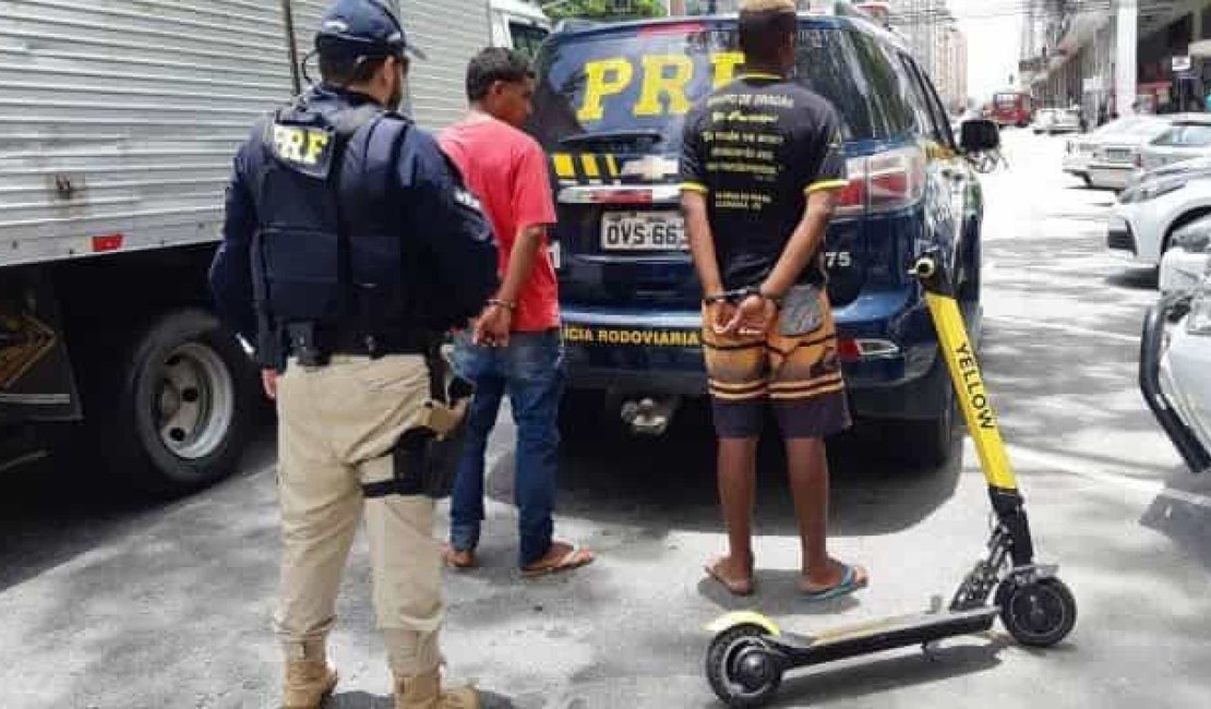 Homens são detidos por andarem de patinete em Ponte