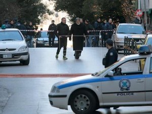 Explosão de artefato em frente a igreja deixa dois feridos 