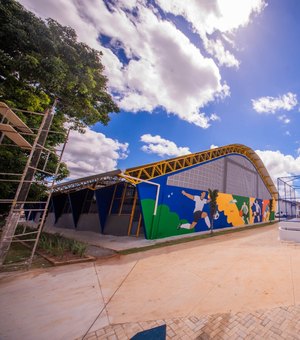 Prefeito de Arapiraca entrega  reforma da praça Paineiras e de ginásio poliesportivo
