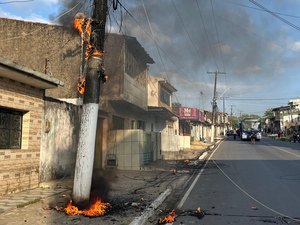 Fiação de poste pega fogo no bairro do Bebedouro, em Maceió