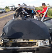 Carros ficam destruídos após colisão frontal no Sertão alagoano