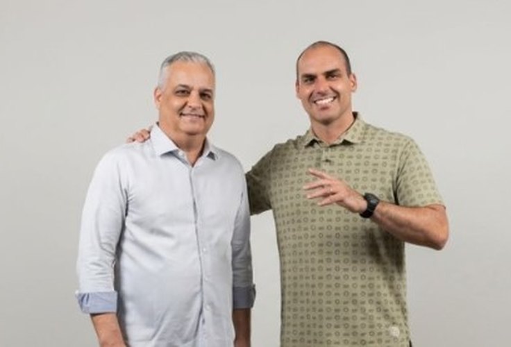 Em uma semana, Alfredo aparece com os três filhos de Bolsonaro