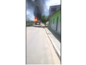 População aciona Corpo de Bombeiros após incêndio em veículo