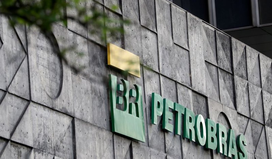 Petrobras tem prejuízo histórico de R$ 48,5 bi após rever preço do petróleo 