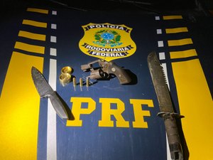 Homem é preso pela PRF com revólver e facões dentro de veículo, em Porto Real do Colégio