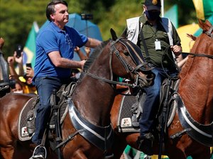 Montado em cavalo, Bolsonaro vai a manifestação de apoiadores em Brasília 
