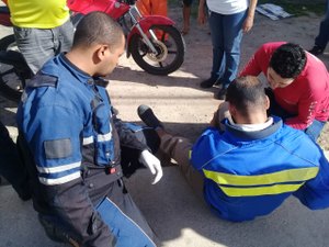 Motociclista passa mal e colide contra poste no bairro Canafístula