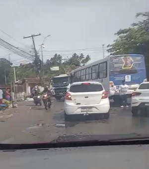 [Vídeo] Colisão entre dois veículos deixa trânsito lento próximo à linha férrea no Bebedouro