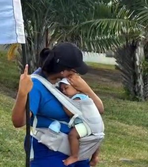 Influenciador viraliza após flagrar mãe trabalhando em campanha com bebê de 4 meses
