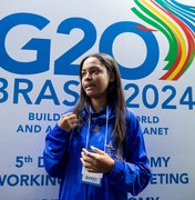 Estudante do Núcleo de Línguas Estrangeiras discursa em inglês no G20