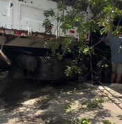 Caminhão desgovernado atravessa BR-104 e atinge barraca de acarajé em frente à Ufal