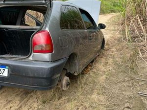 Carro furtado em Porto Calvo é encontrado sem pneus e som