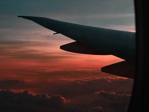 Avião declara emergência e faz pouso forçado 