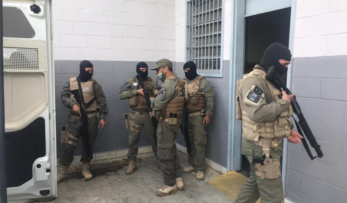 Policiais penais transferem 72 presos da Casa de Custódia de Arapiraca