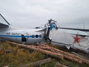Avião russo cai na cidade de Menzelinsk e deixa mortos e feridos
