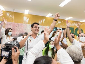 JHC inaugura Esquina da Verdade e reúne centenas de apoiadores em Maceió