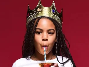 Beyoncé compartilha fotos da filha Blue Ivy usando primeiro Grammy como copo em comemoração