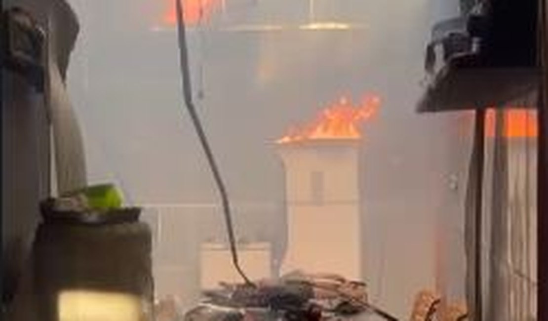 Mulher que teve casa incendiada pelo marido, em Arapiraca, tenta recuperar imóvel com rifa