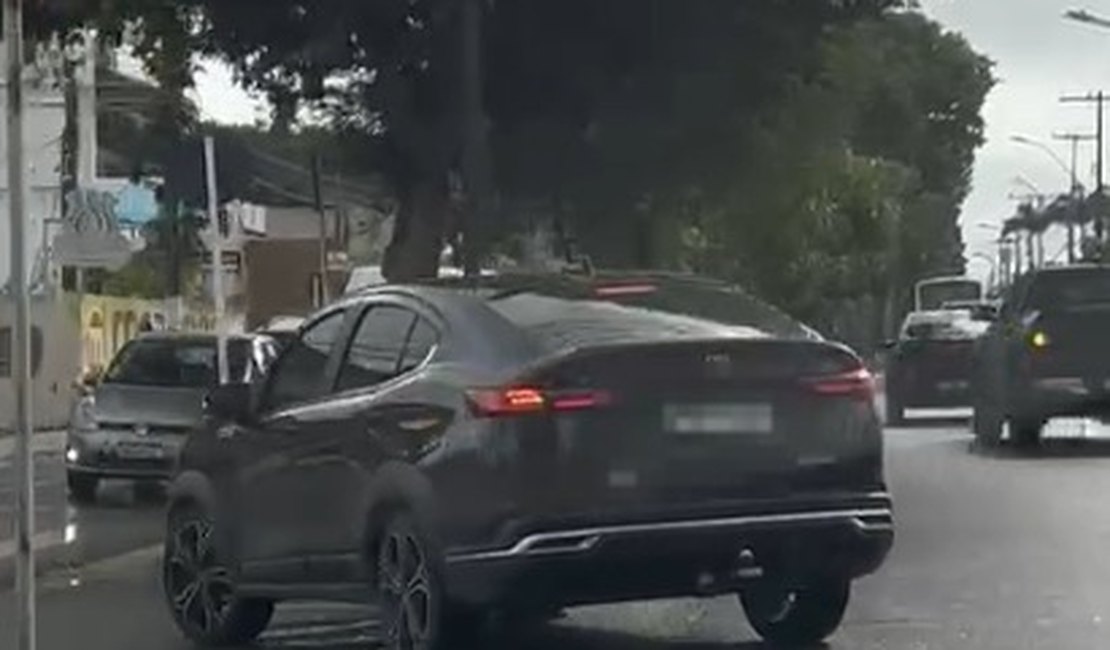Motoristas desrespeitam sinalização e fazem conversão proibida na Av. Ceci Cunha, em Arapiraca